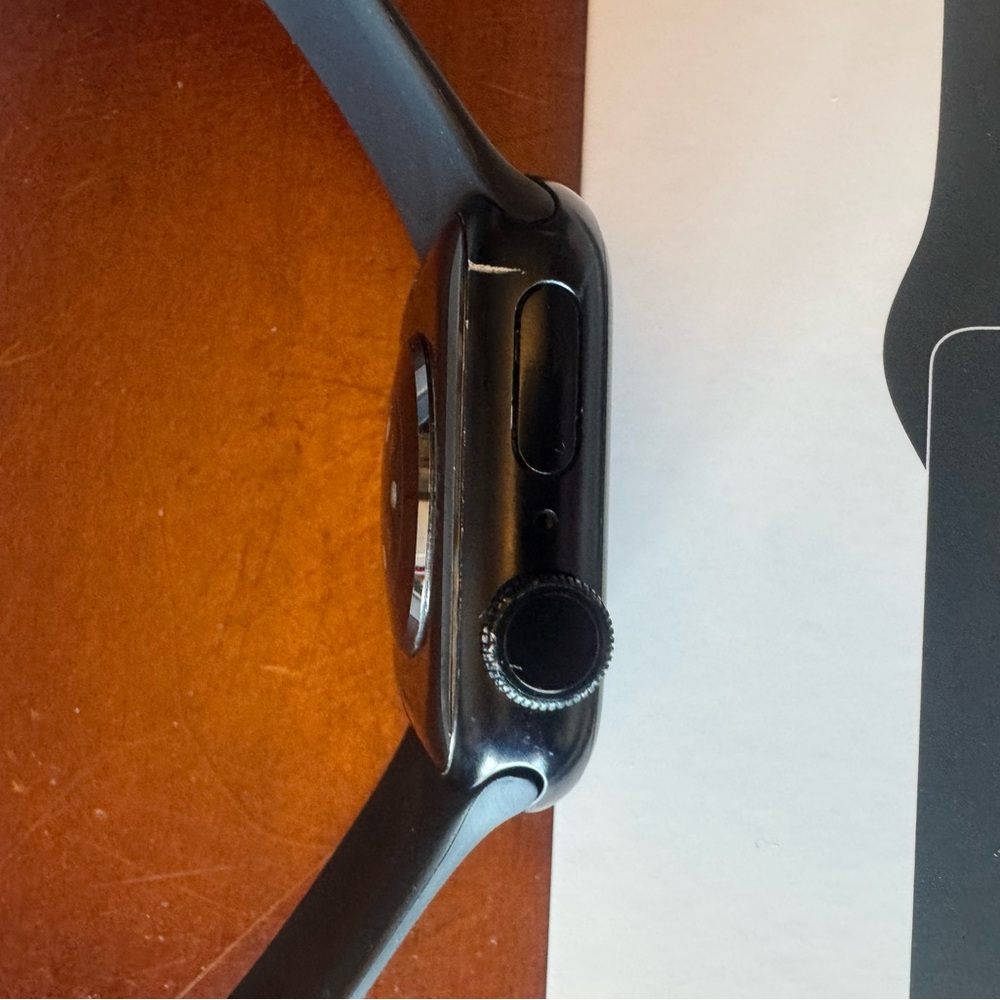 Apple Watch Series 8 - Black GPS Only 41mm - Picture 4 of 8